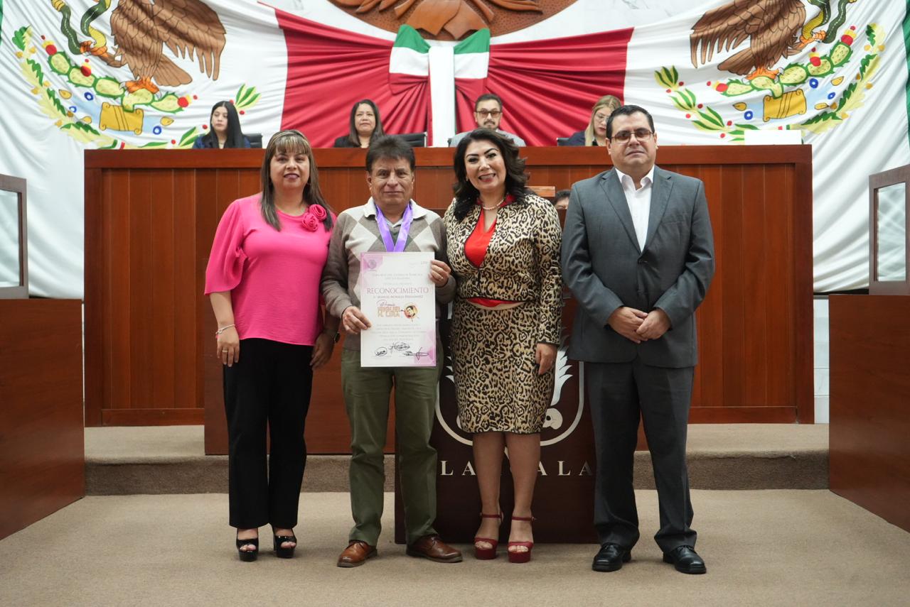 Es Manuel Morales ganador del Premio Miguel N. Lira 2024