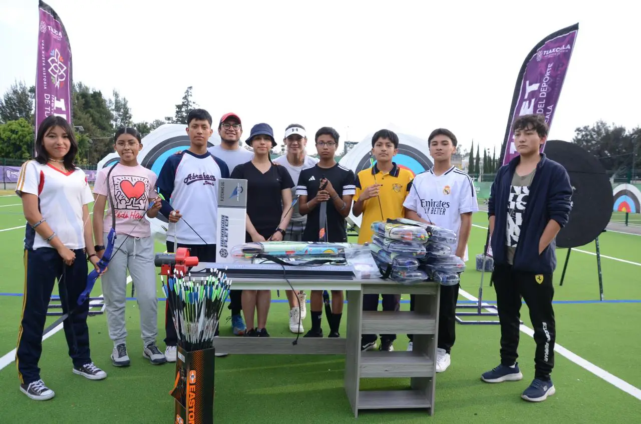 Tlaxcala impulsa el tiro con arco: entregan kits deportivos a jóvenes talentos