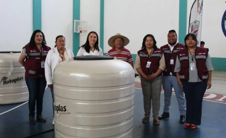 Zacualpan fortalece el acceso al agua con entrega de tinacos a familias del municipio