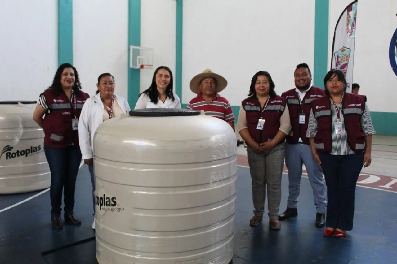 Zacualpan fortalece el acceso al agua con entrega de tinacos a familias del municipio