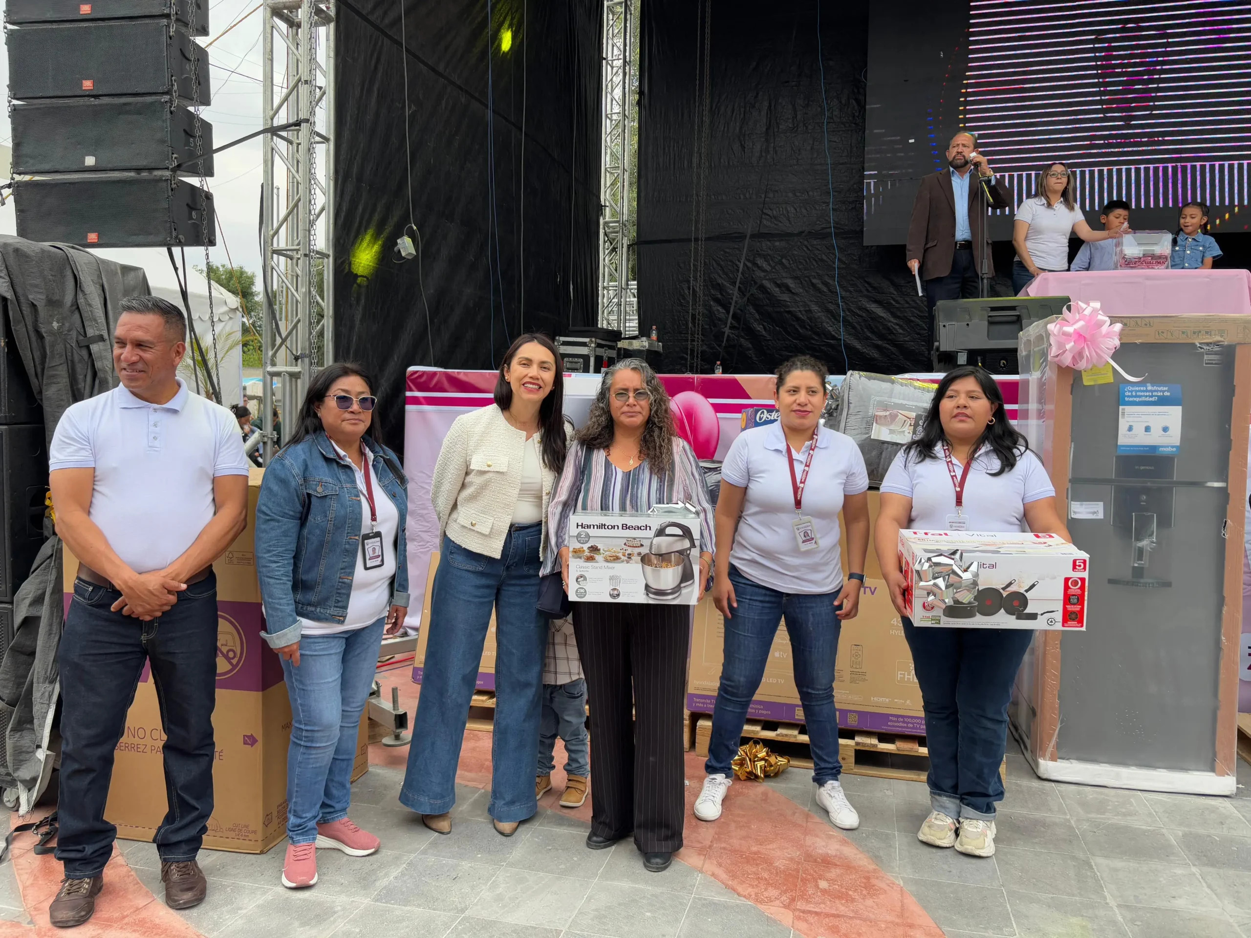 Zacualpan celebra con alegría a más de mil madres en su día