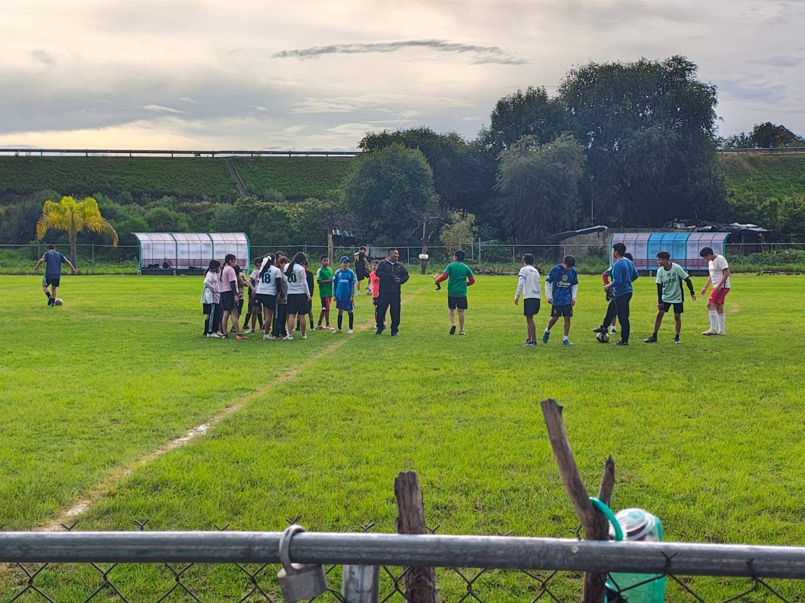 Arrancan con éxito las clases de fútbol en Zacualpan para niñas y niños