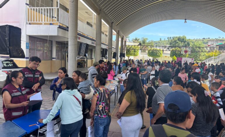 Entregan uniformes y útiles escolares a primaria en Zacualpan
