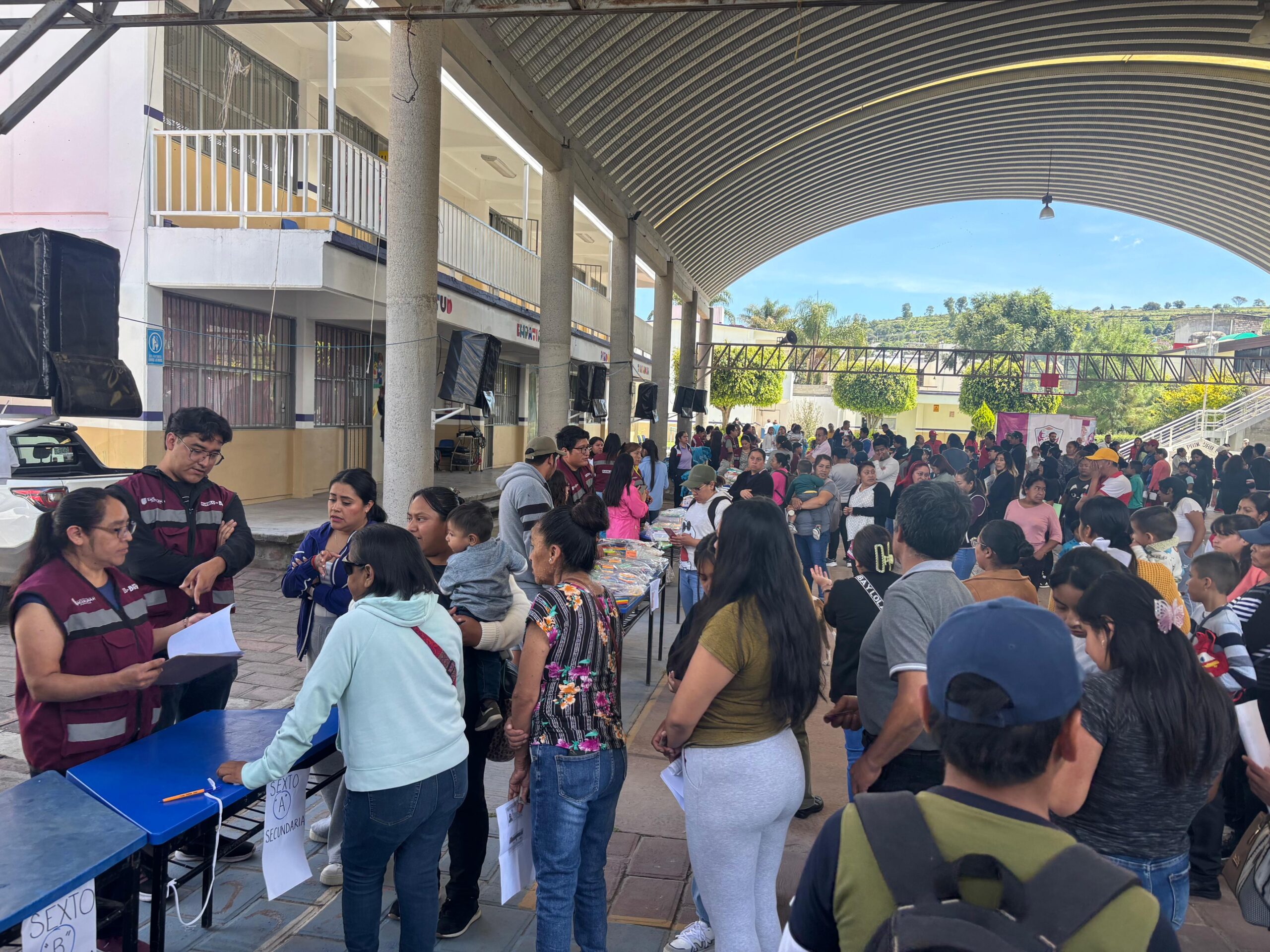 Entregan uniformes y útiles escolares a primaria en Zacualpan