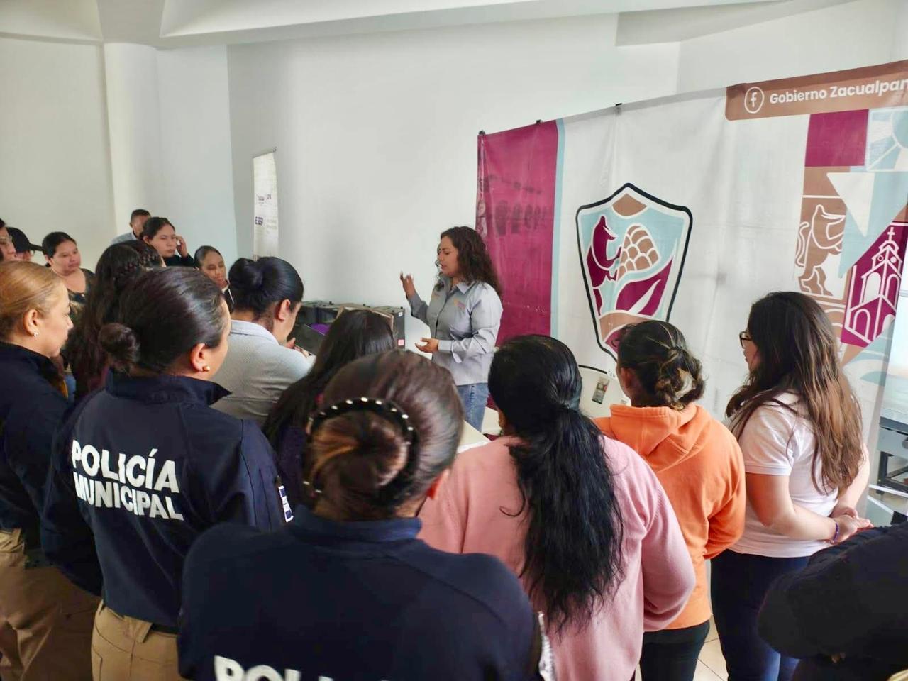 Zacualpan refuerza la prevención con curso sobre trata de personas y números de emergencia