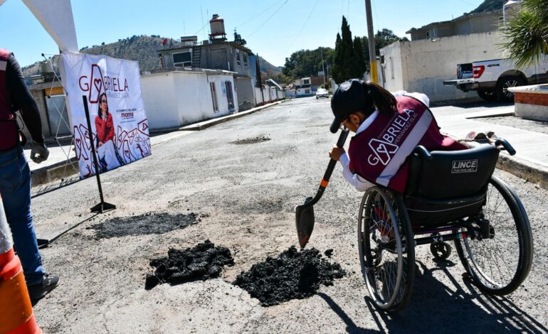 Gabriela Hernández encabeza jornada de bacheo en Tlaxco