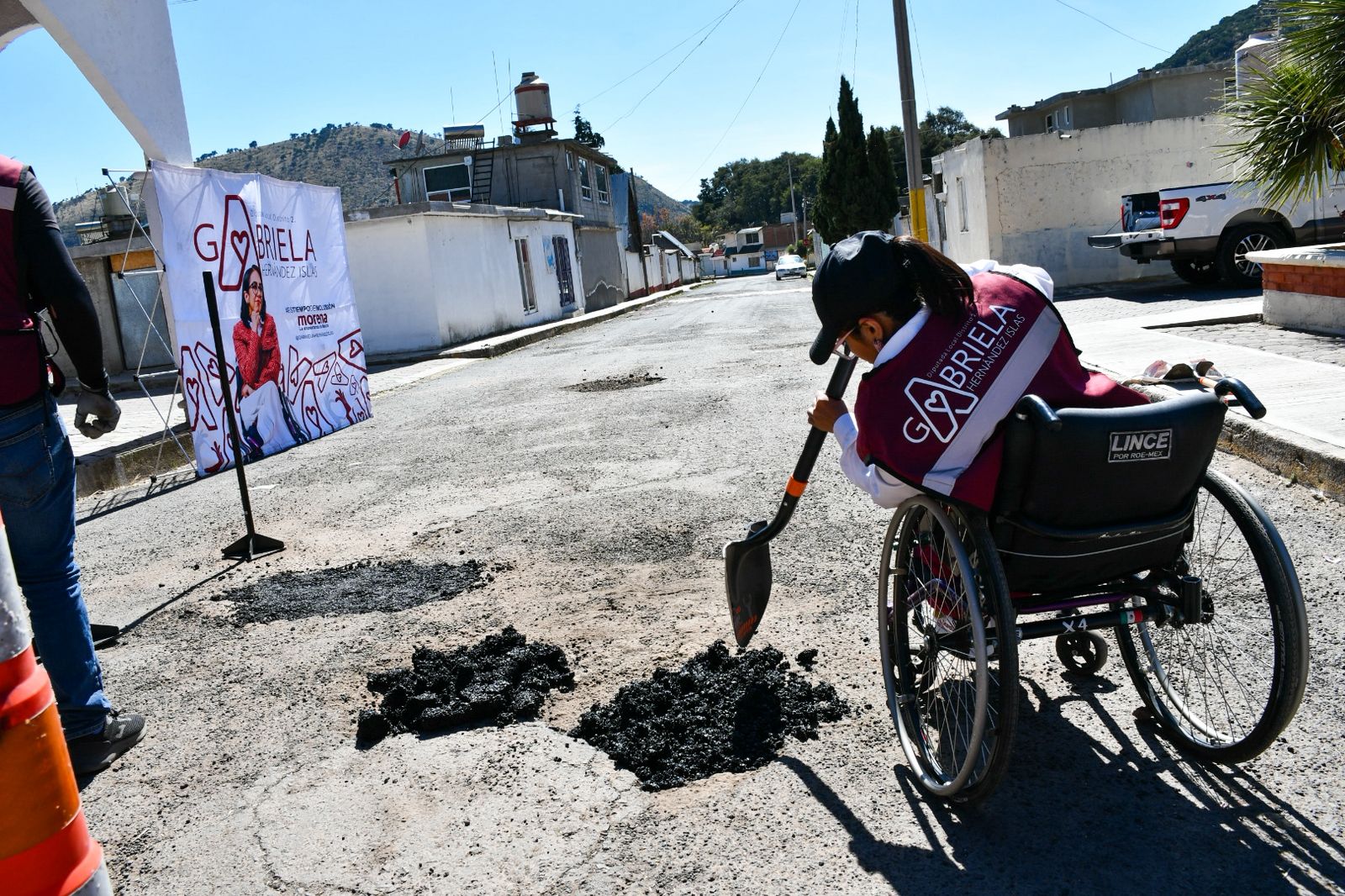 Gabriela Hernández encabeza jornada de bacheo en Tlaxco