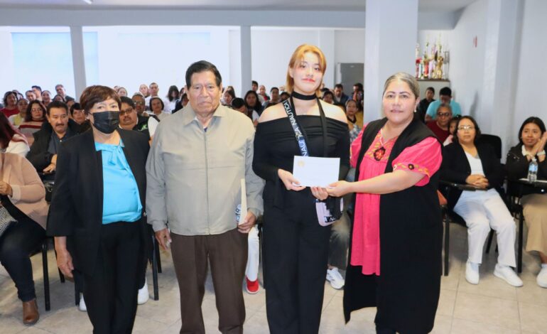 Blanca Águila entrega 114 becas de excelencia a hijas e hijos de trabajadores de la salud en Tlaxcala