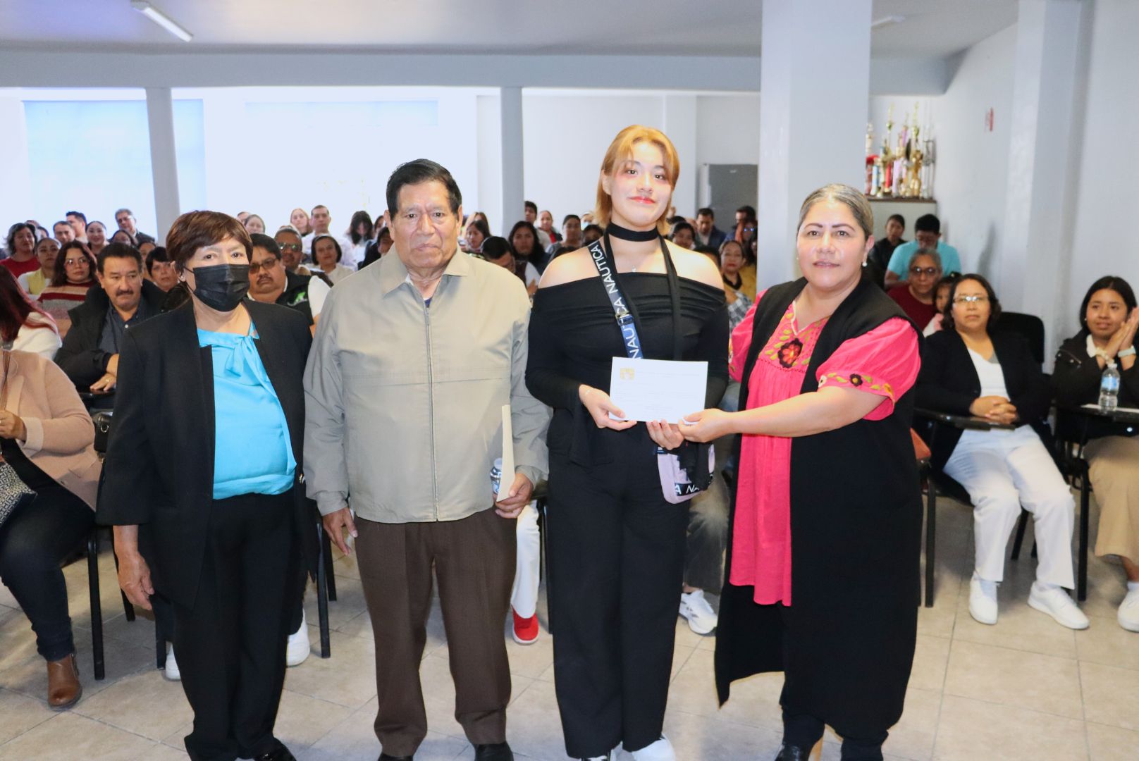 Blanca Águila entrega 114 becas de excelencia a hijas e hijos de trabajadores de la salud en Tlaxcala