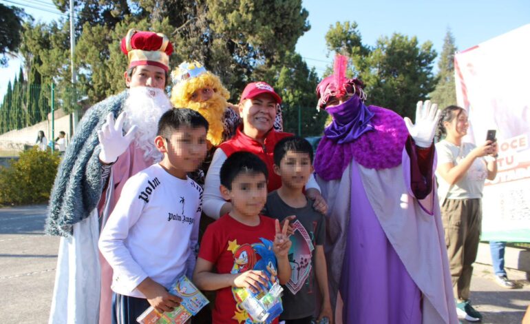 Reyes Magos recorren Apizaco junto a Sandy Aguilar y llenan de alegría a la niñez