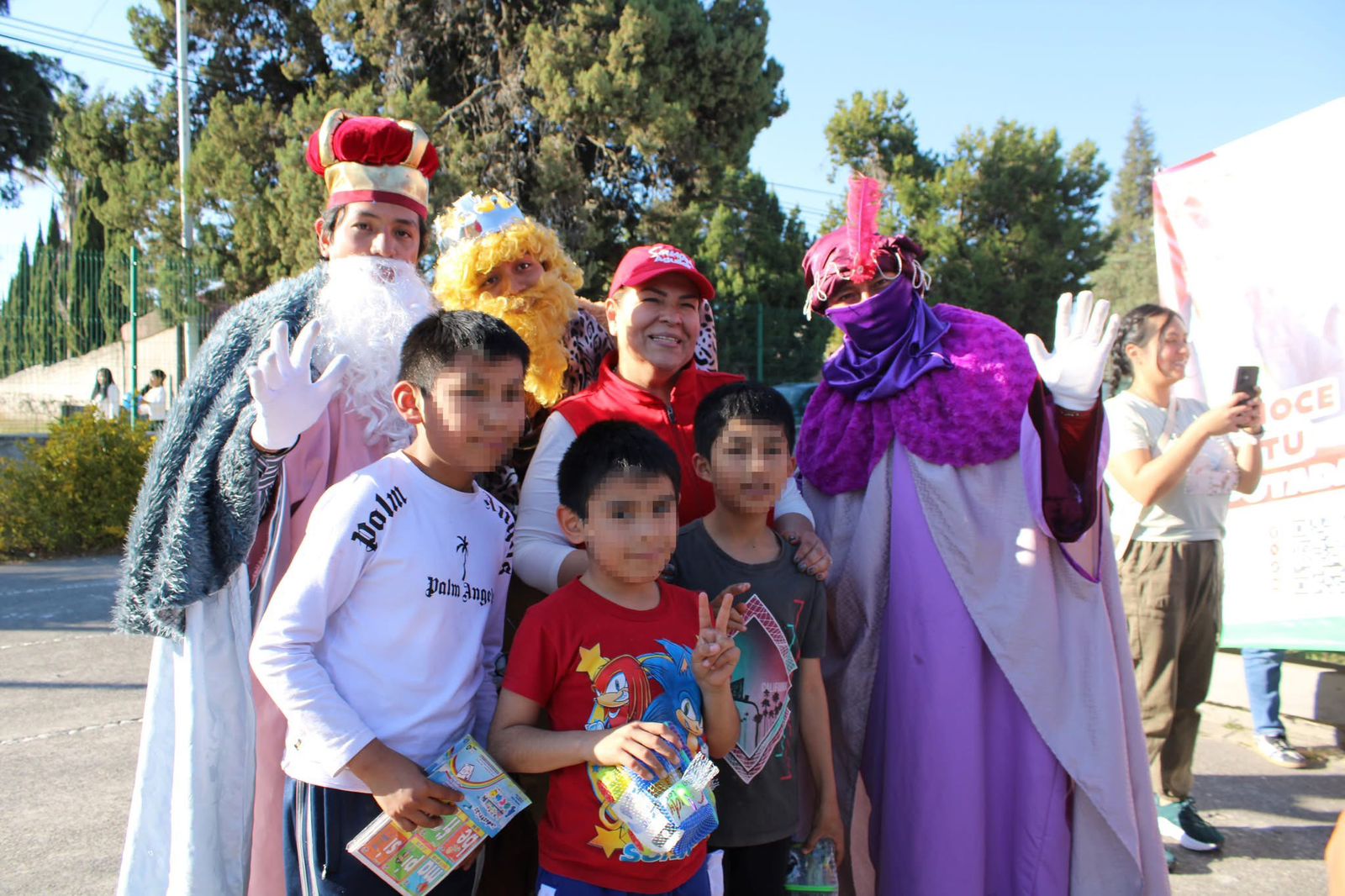 Reyes Magos recorren Apizaco junto a Sandy Aguilar y llenan de alegría a la niñez