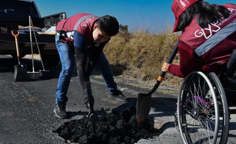Gabriela Hernández atiende reportes ciudadanos con jornada de bacheo en Tlaxco