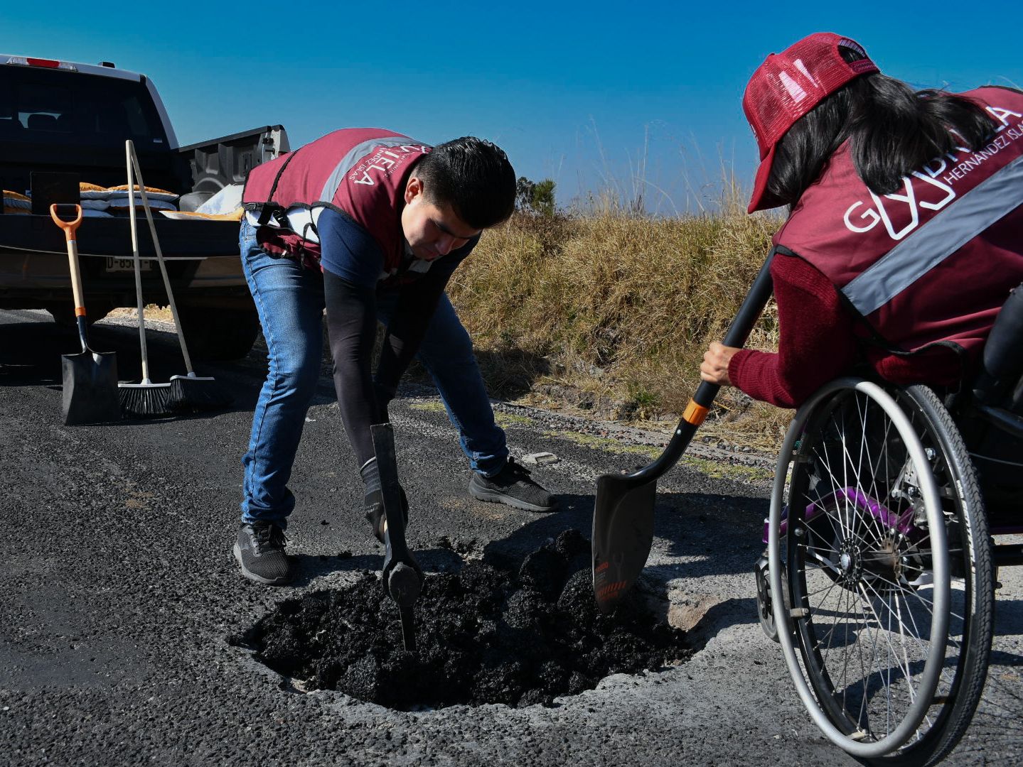 Gabriela Hernández atiende reportes ciudadanos con jornada de bacheo en Tlaxco