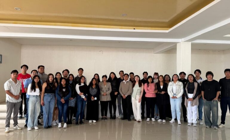 Anabell Ávalos dialoga con universitarios en Tlaxcala y destaca papel clave de jóvenes en el cambio del país