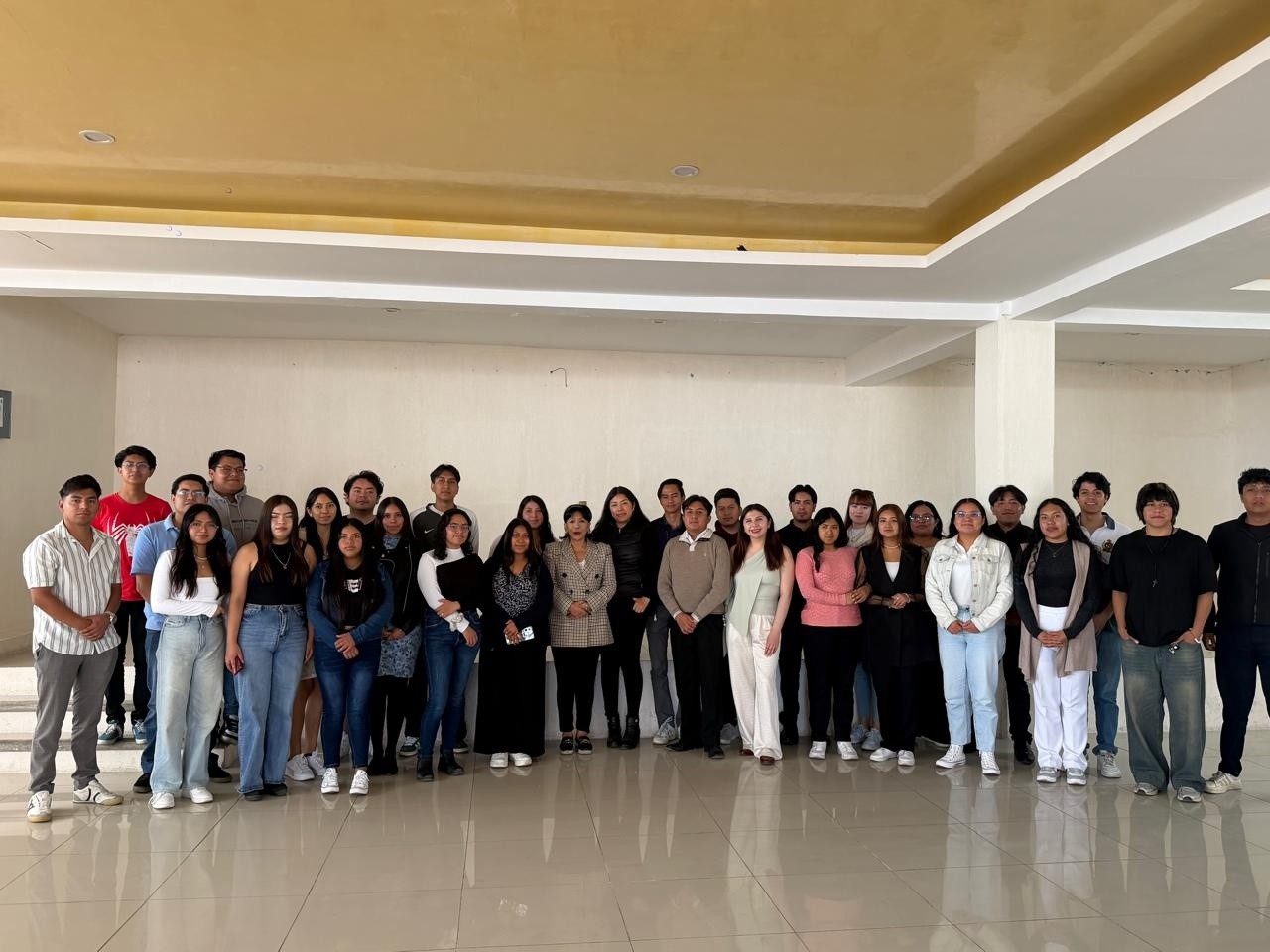 Anabell Ávalos dialoga con universitarios en Tlaxcala y destaca papel clave de jóvenes en el cambio del país