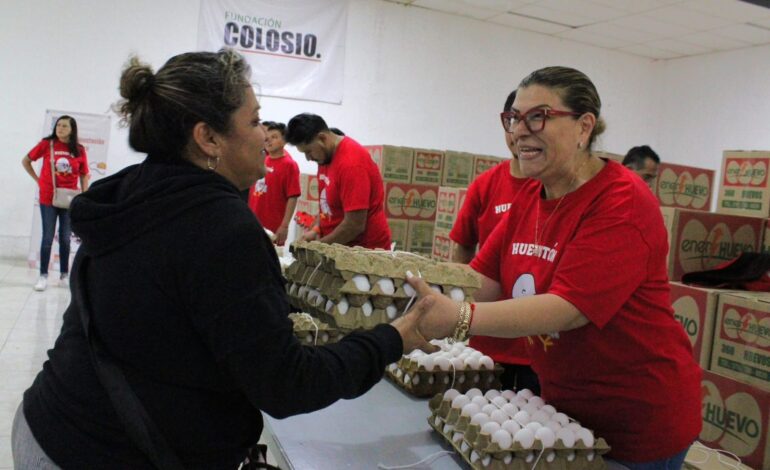 Sandra Aguilar entrega 5 toneladas de huevo a familias de Apizaco por Día de la Nutrición