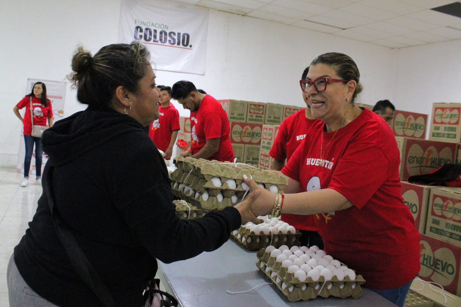 Sandra Aguilar entrega 5 toneladas de huevo a familias de Apizaco por Día de la Nutrición