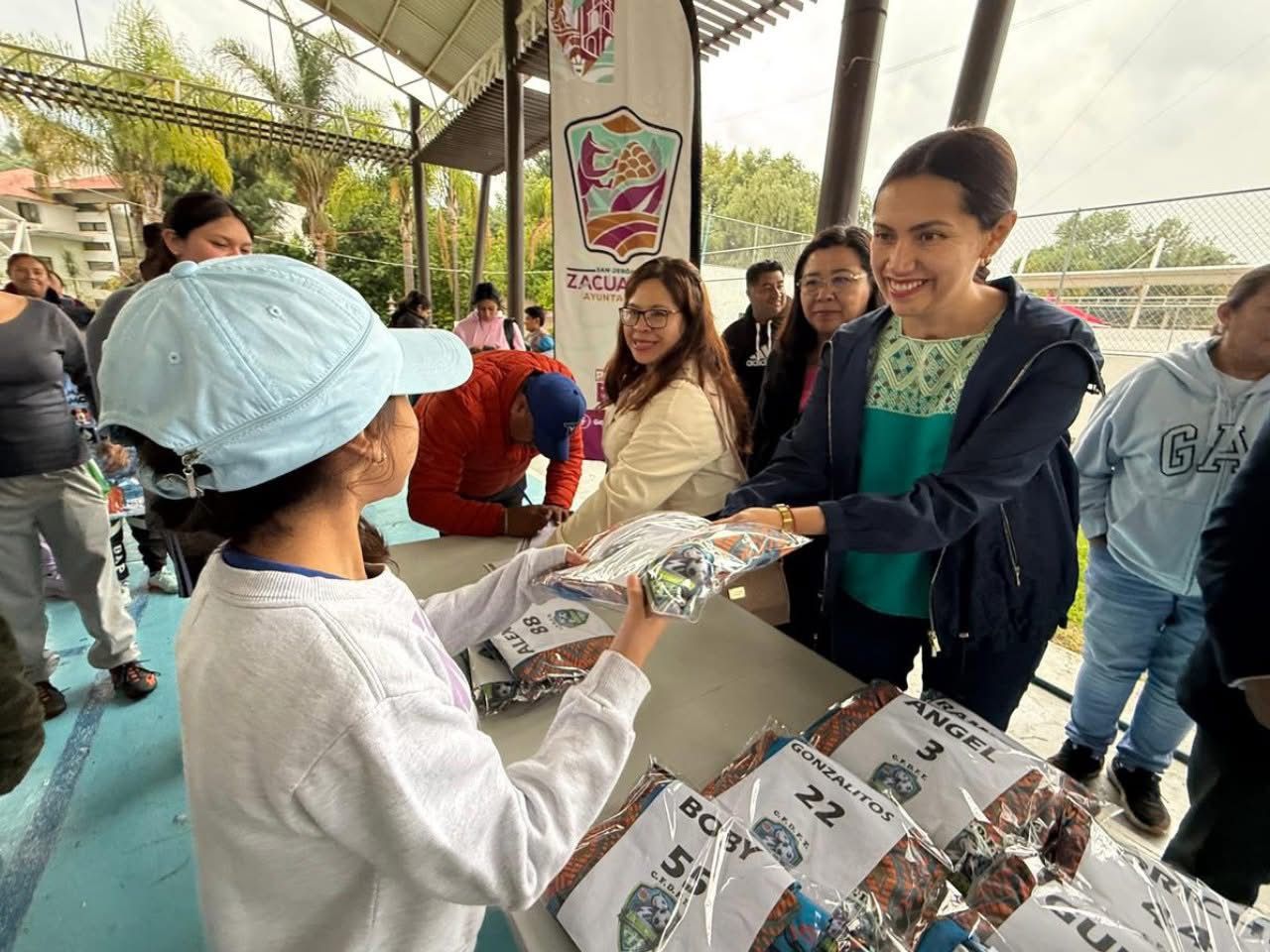 Gobierno de Zacualpan fortalece el deporte y la participación juvenil con entrega de uniformes