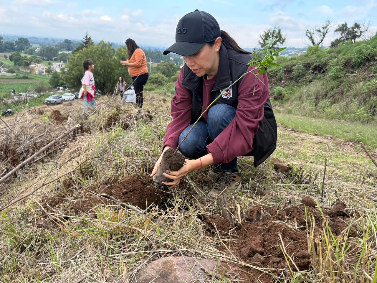 Sandra Corona encabeza reforestación en Zacualpan; plantan 380 árboles en La Cantera