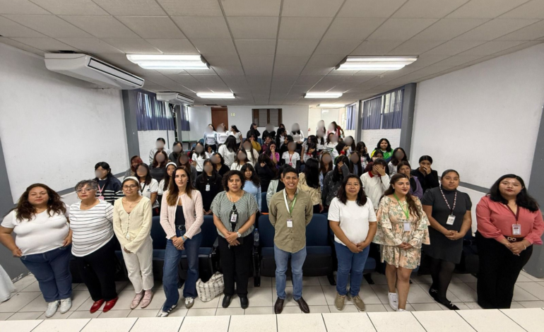 Sandra Corona impulsa educación y bienestar para jóvenes con taller de menstruación digna en Zacualpan