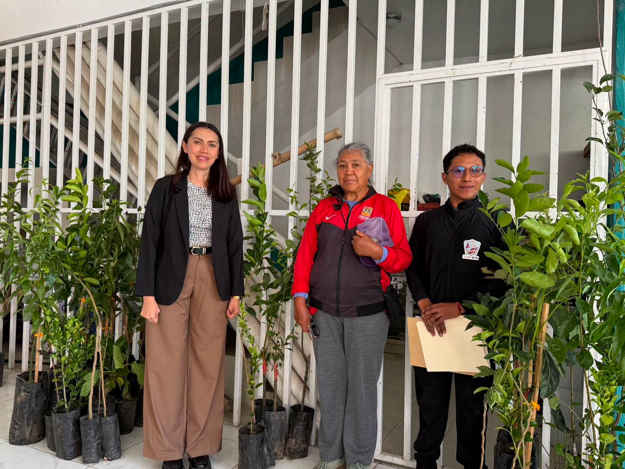 Sandra Corona fortalece el campo de Zacualpan con entrega de más de 650 árboles frutales subsidiados
