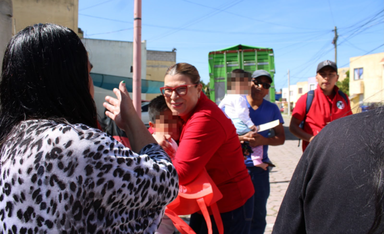 Sandra Aguilar lleva el “Libretón” a colonias de Apizaco para apoyar a familias ante el regreso a clases