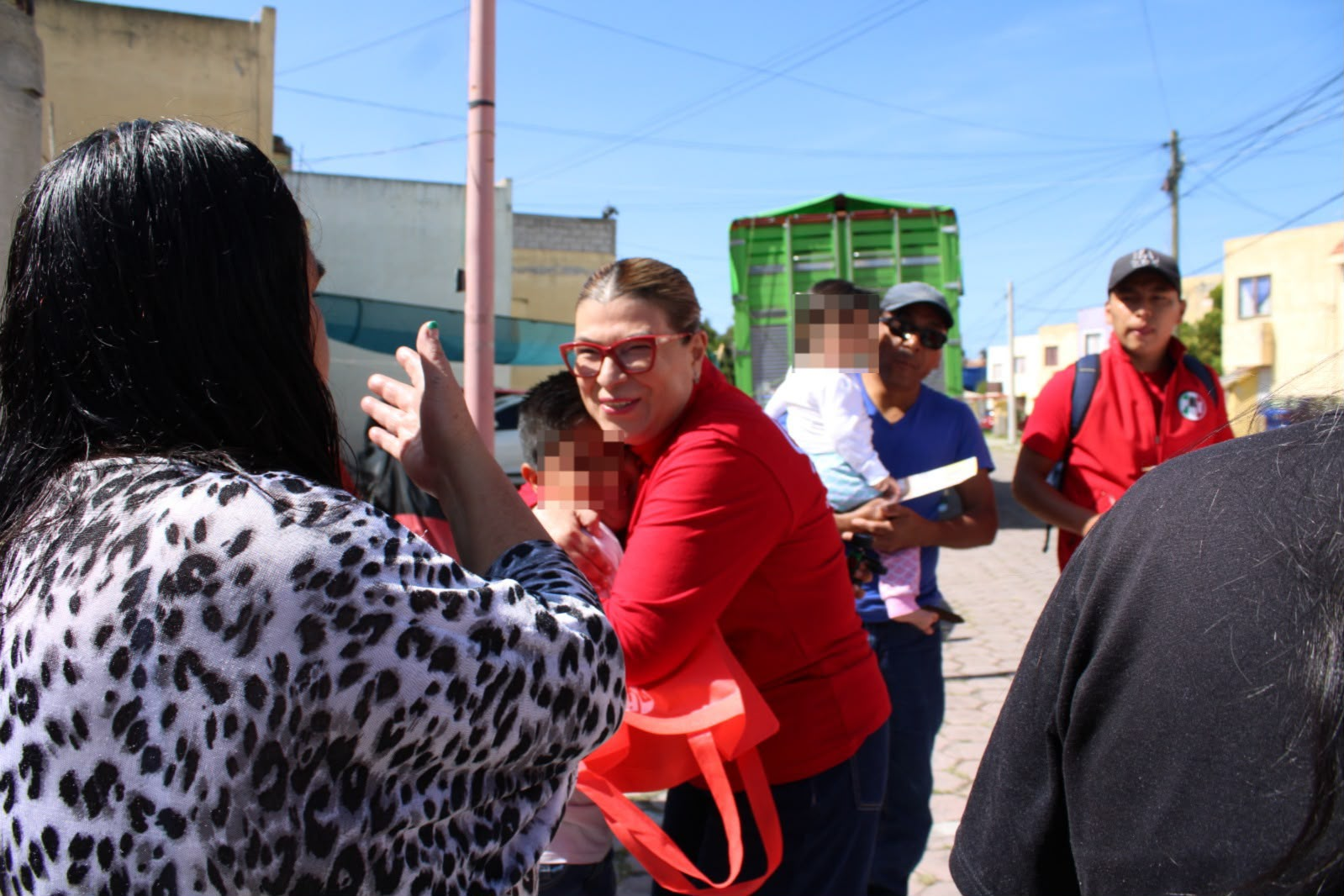 Sandra Aguilar lleva el “Libretón” a colonias de Apizaco para apoyar a familias ante el regreso a clases