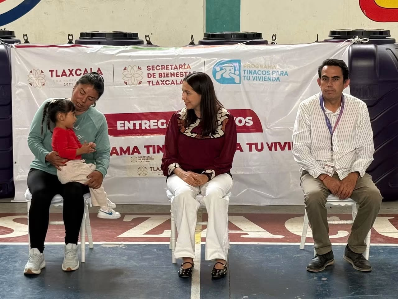 Sandra Corona gestiona apoyos para las familias de Zacualpan; reciben 50 tinacos