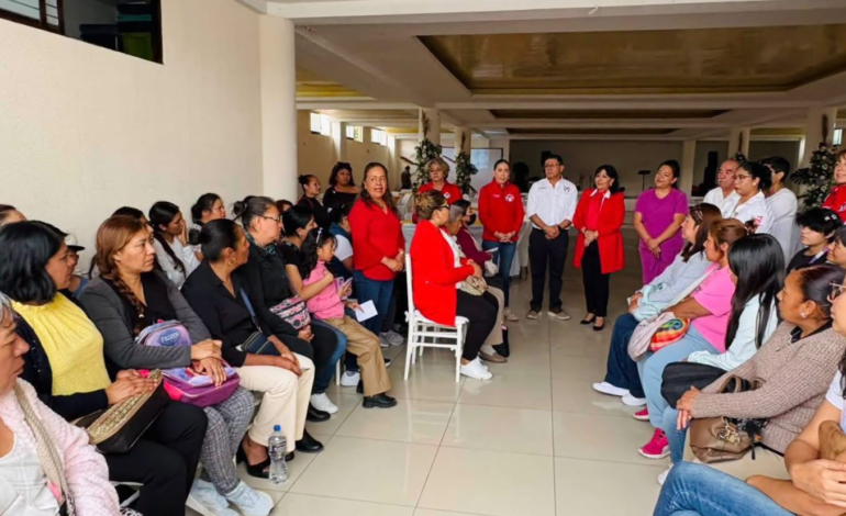 Anabell Ávalos entrega resultados de estudios médicos a 100 mujeres de Tlaxcala