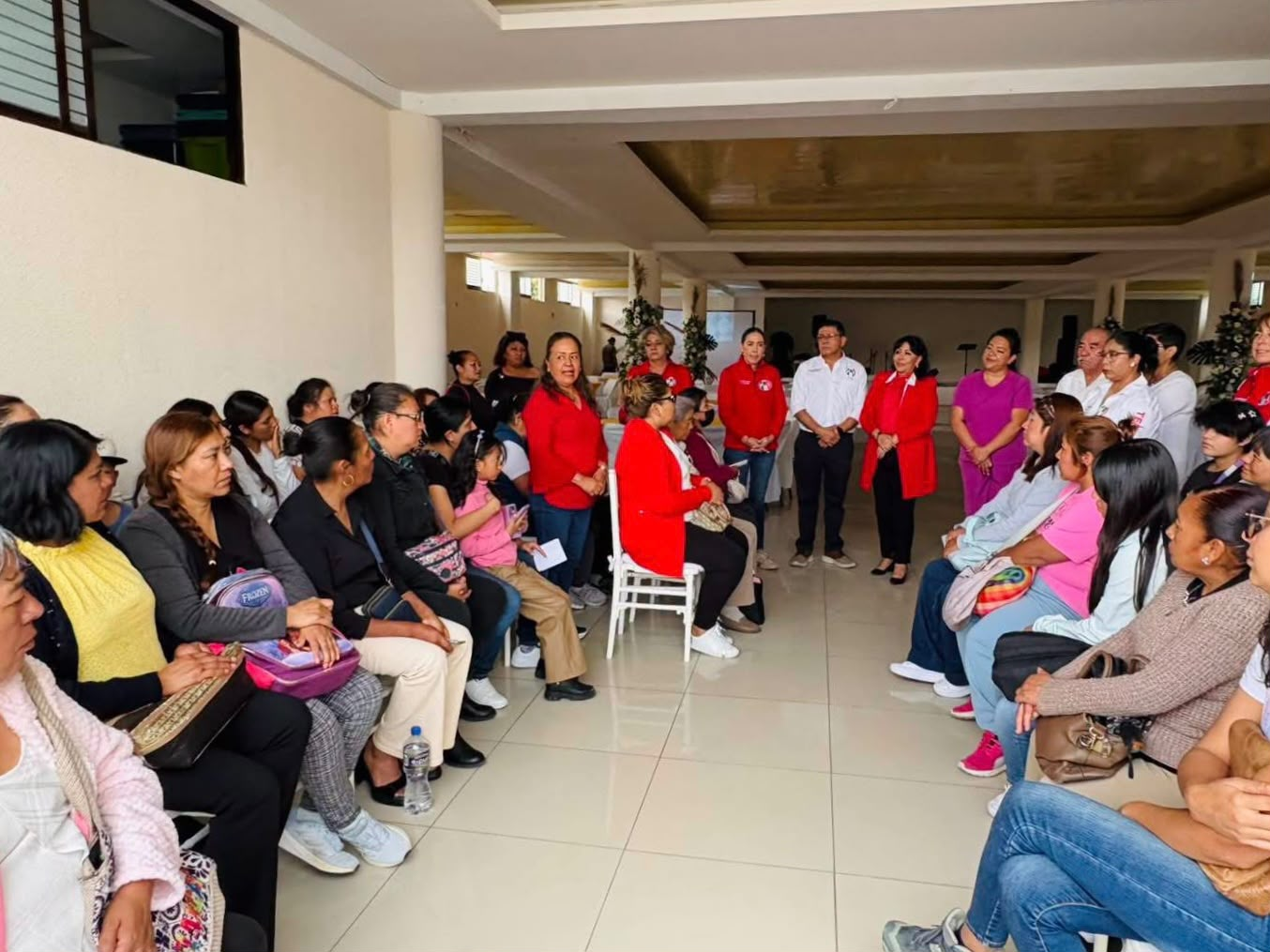 Anabell Ávalos entrega resultados de estudios médicos a 100 mujeres de Tlaxcala