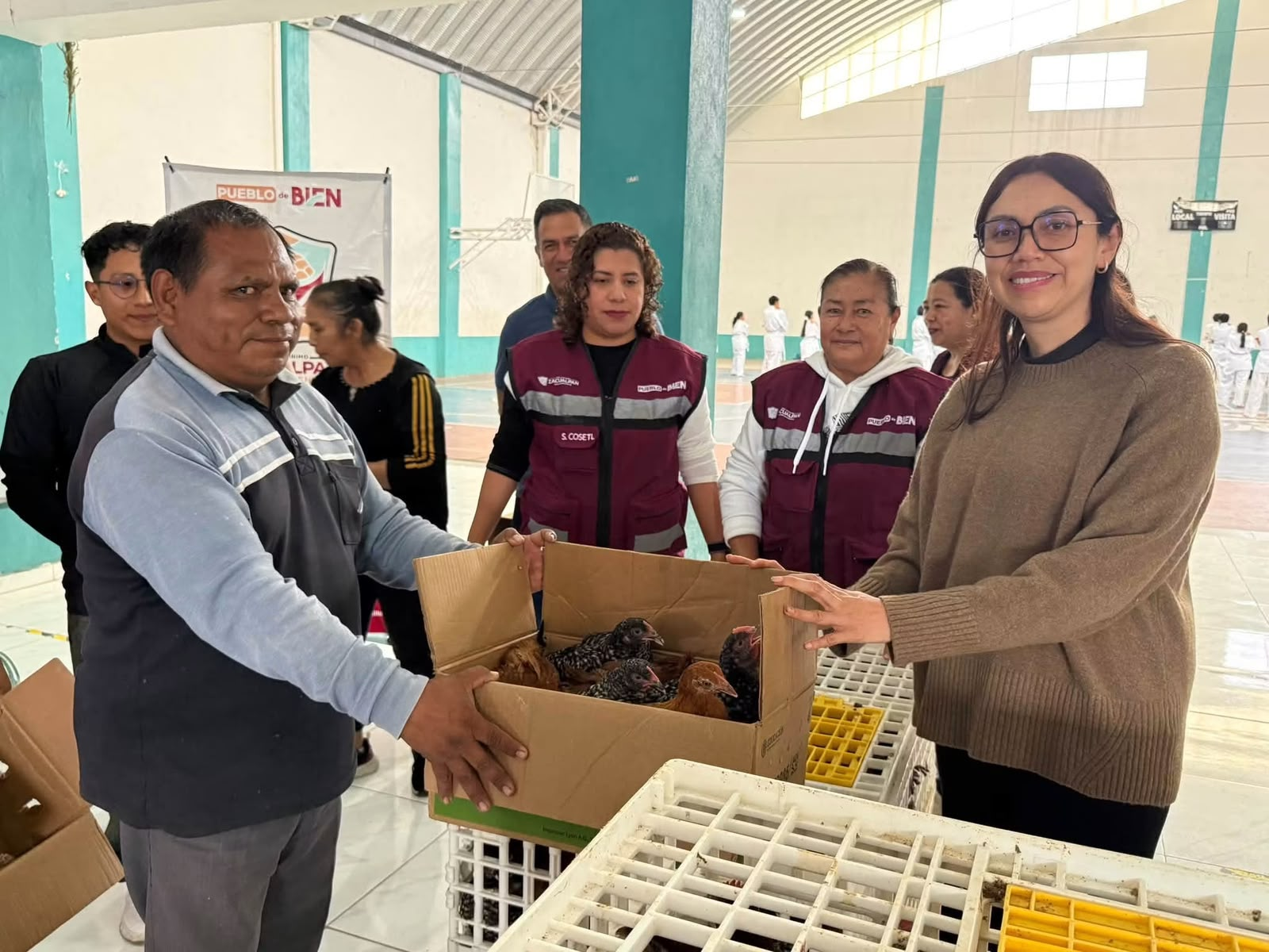Zacualpan entrega más de 600 aves para apoyar la alimentación y economía de las familias